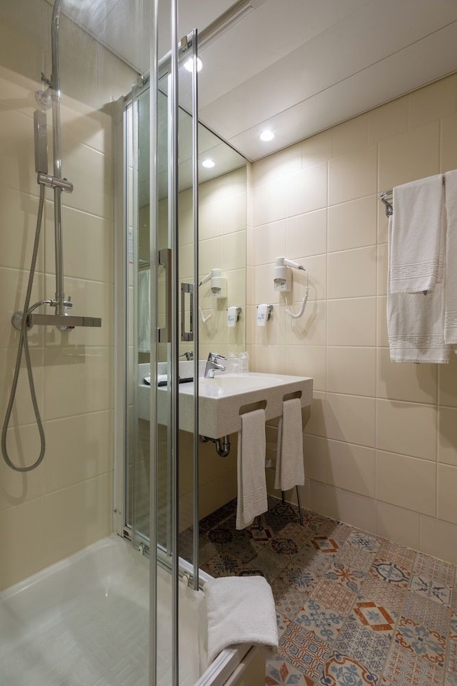 undefined Legendary Porto Hotel 8