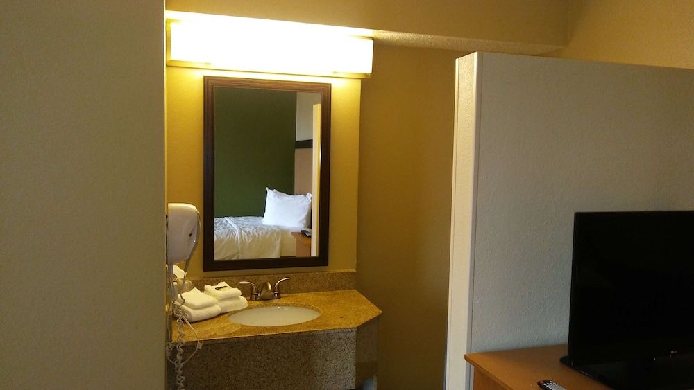 Extended Stay America Suites Denver Aurora North Deluxe Studio, 1 Double Bed with Sofa bed, Accessible, Non Smoking 4