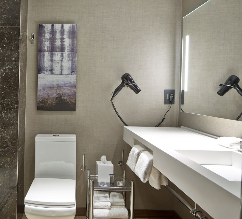 AC Hotel by Marriott Atlanta Downtown Room, 2 Queen Beds, Non Smoking (Mobility Accessible, Tub) 4