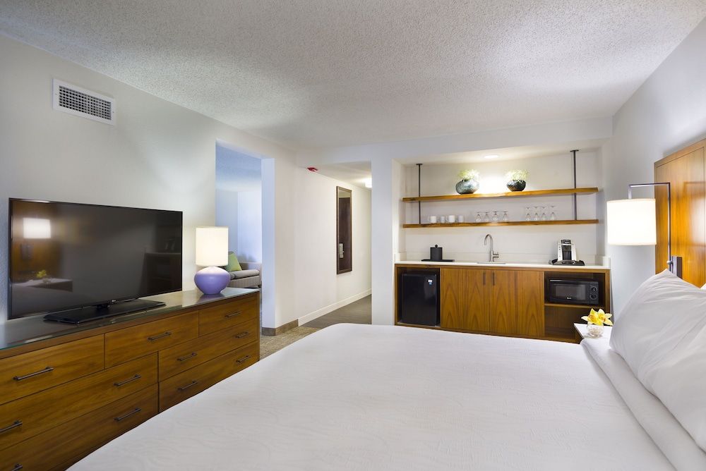 Suite, 1 King Bed, Accessible, Bathtub