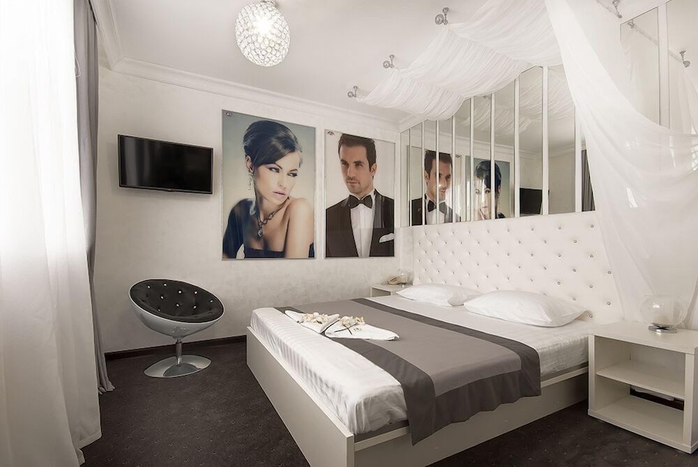 Honeymoon Suite