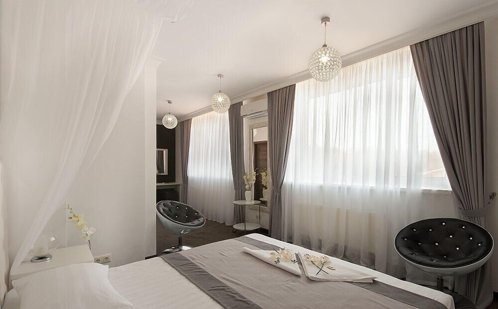 Honeymoon Suite