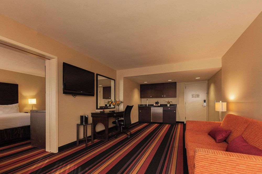 Clarion Hotel New Orleans - Airport & Conference Center Suite, 1 King Bed, Accessible, Non Smoking 2