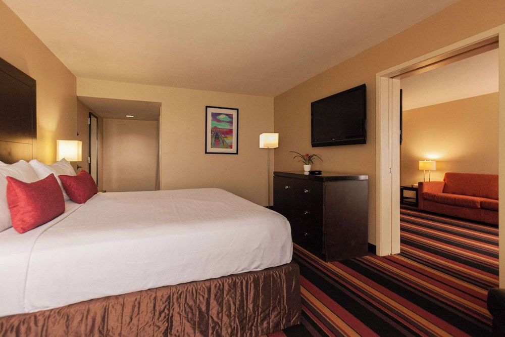 Clarion Hotel New Orleans - Airport & Conference Center Suite, 1 King Bed, Accessible, Non Smoking 4