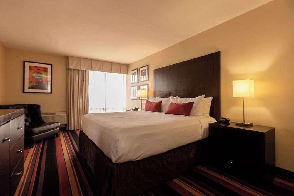 Clarion Hotel New Orleans - Airport & Conference Center Suite, 1 King Bed, Accessible, Non Smoking 3