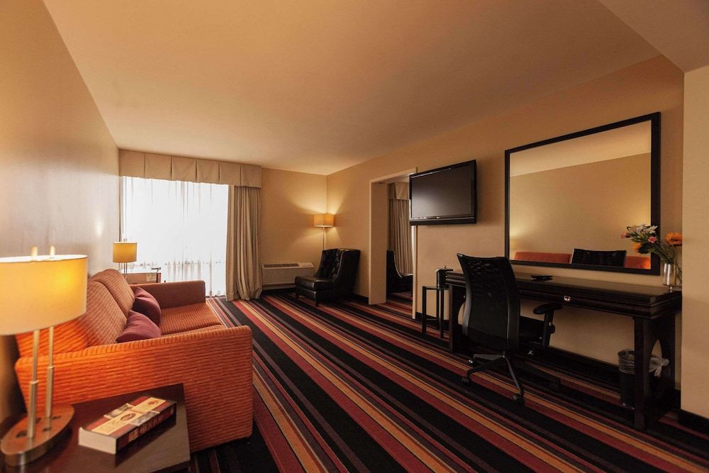Clarion Hotel New Orleans - Airport & Conference Center Suite, 1 King Bed, Accessible, Non Smoking 5