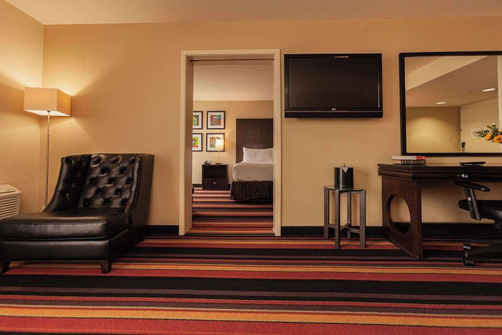 Clarion Hotel New Orleans - Airport & Conference Center Suite, 1 King Bed, Accessible, Non Smoking