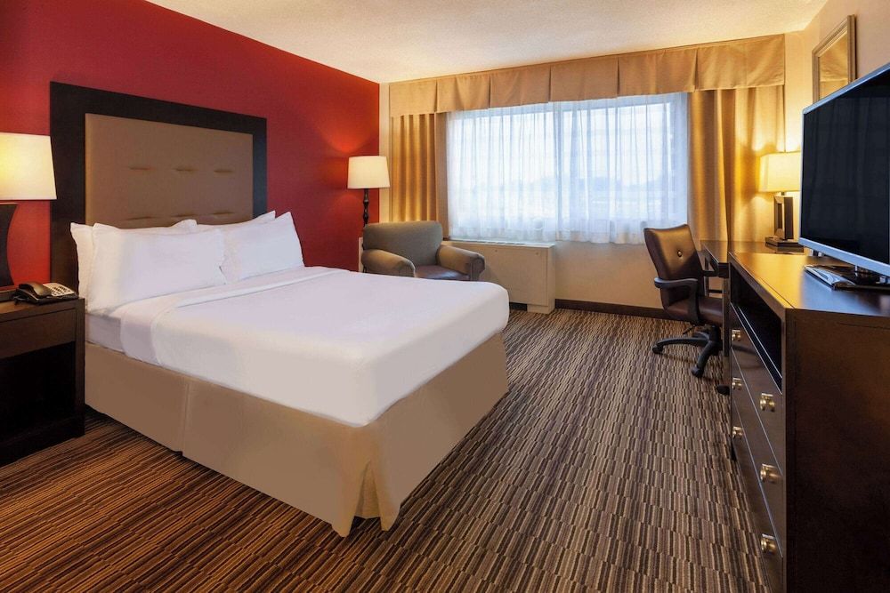 Randolph House Hotel, Trademark Collection by Wyndham Room, 1 Double Bed, Mobility Accessible, Non Smoking (Roll-in Shower)