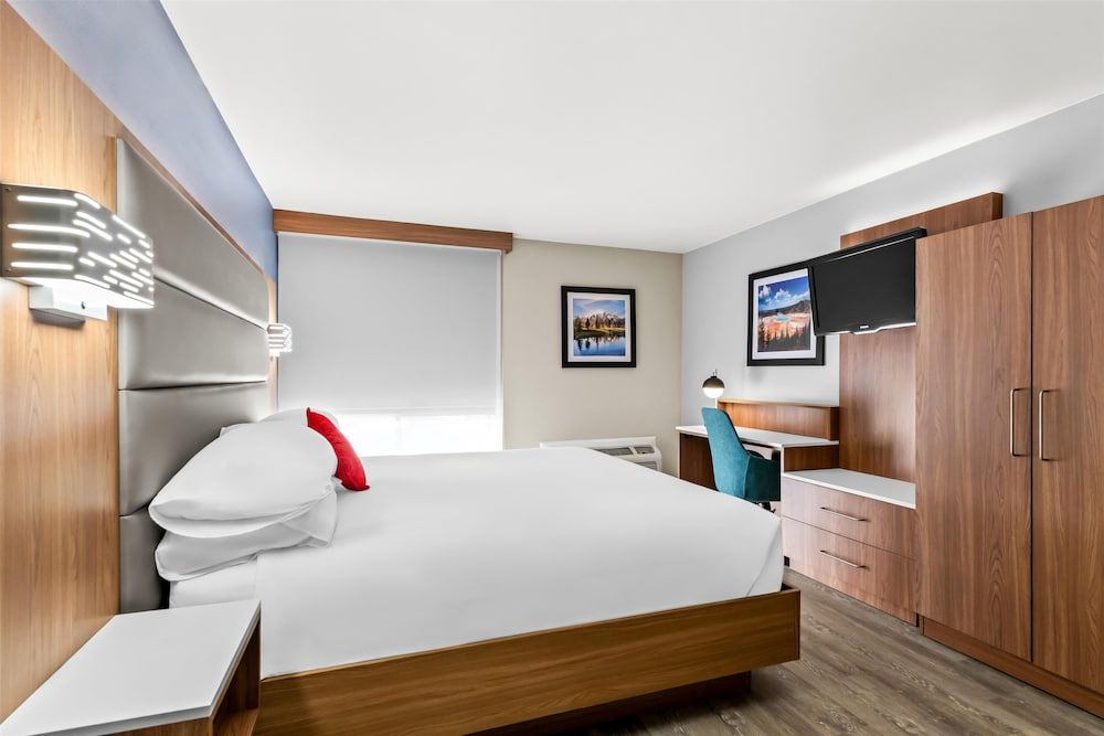 Red Lion Hotel & Conference Center Cheyenne Deluxe Suite, 1 King Bed (Two Rooms) 2