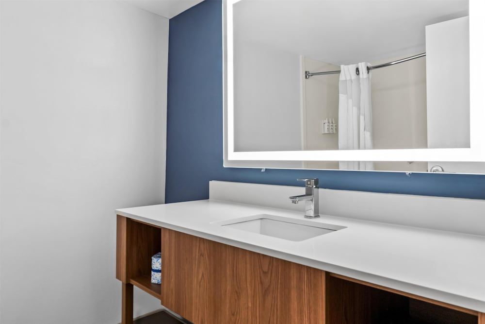 Red Lion Hotel & Conference Center Cheyenne Deluxe Room, 1 Queen Bed (Pet Friendly) 5