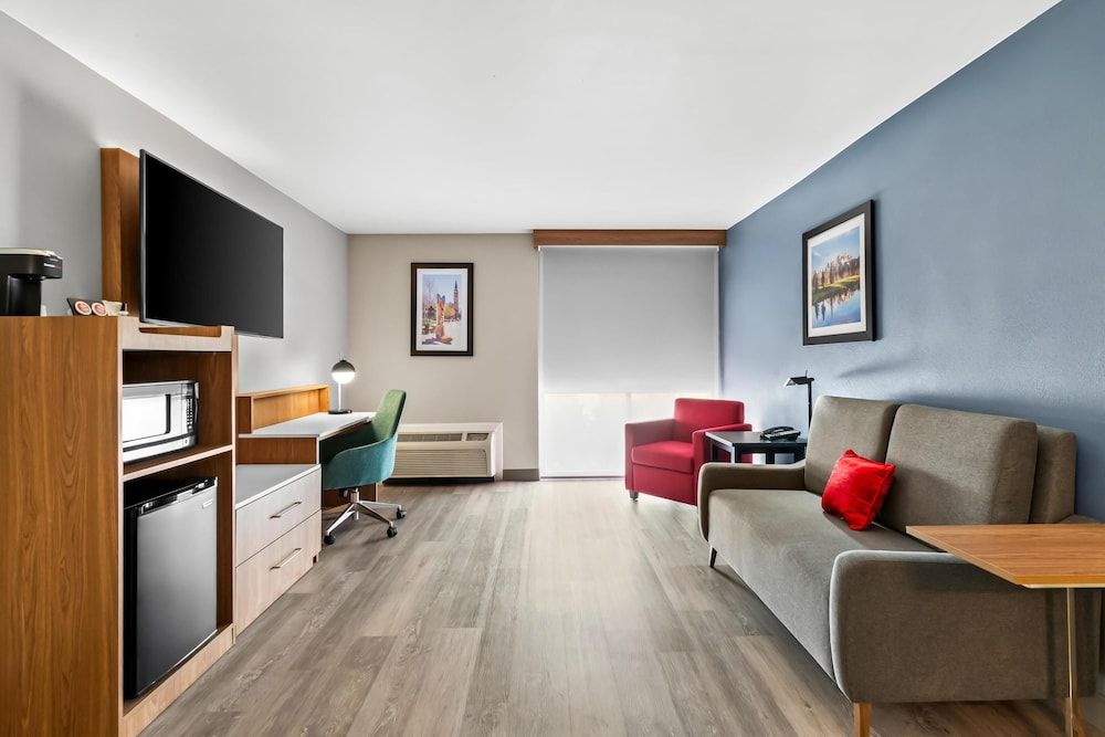 Red Lion Hotel & Conference Center Cheyenne Deluxe Suite, 1 King Bed (Two Rooms) 4