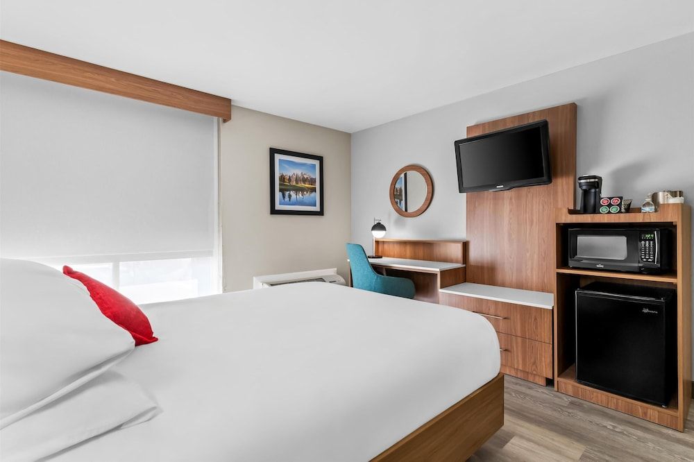 Red Lion Hotel & Conference Center Cheyenne Deluxe Room, 1 Queen Bed (Pet Friendly) 2