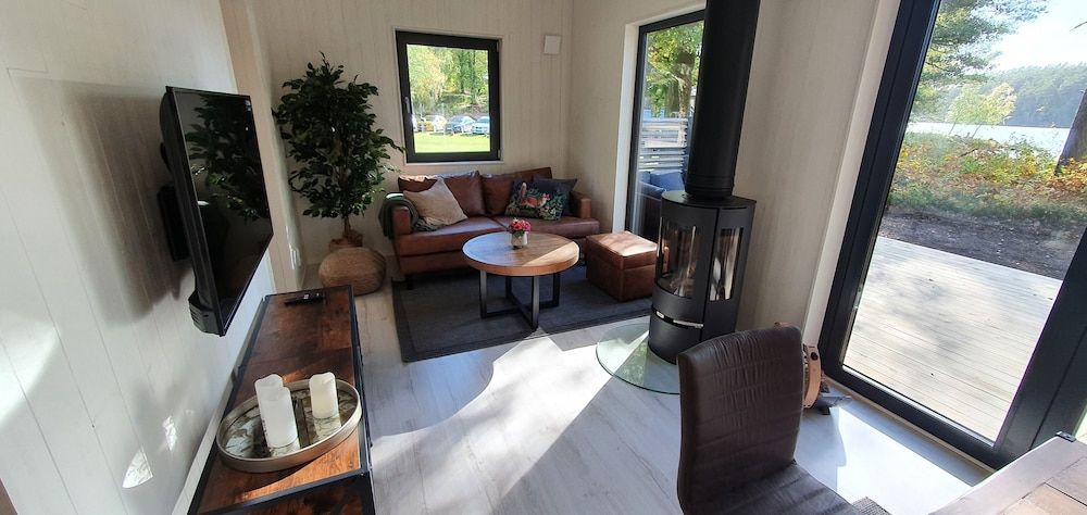 Långasjönäs Camping & Stugby Deluxe Cottage, 2 Bedrooms, Lake View, Lakeside 4