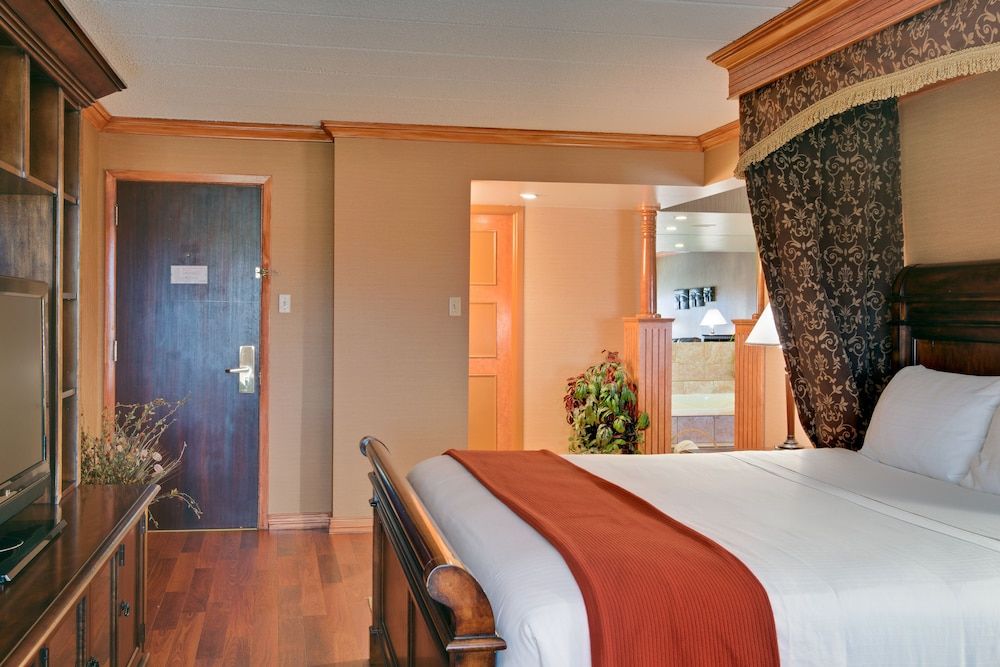 Standard Room, 1 Queen Bed, Accessible (Mobility, Roll-In Shower)