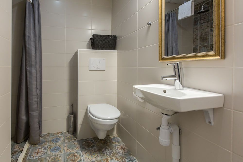 Sofo Hotel Double Room, No Windows 4