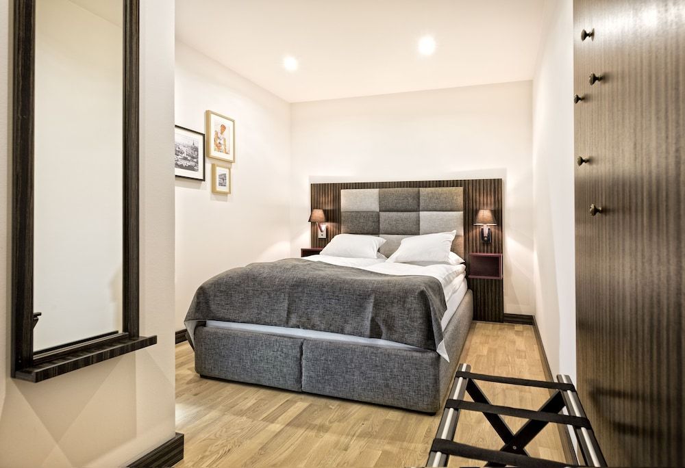 Sofo Hotel Double Room, No Windows 3