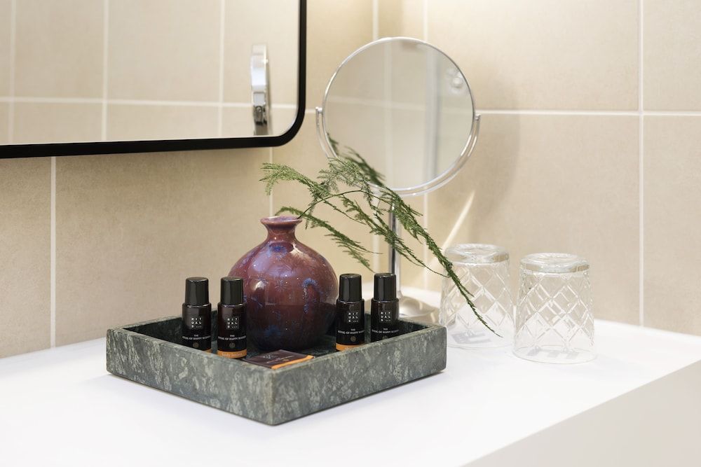 Elite Hotel Carolina Tower Deluxe Double Room, 1 King Bed 3