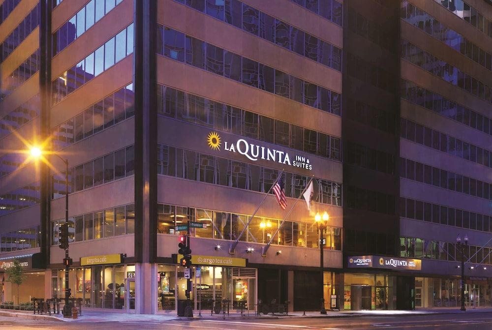 undefined La Quinta Inn & Suites by Wyndham Chicago Downtown 8
