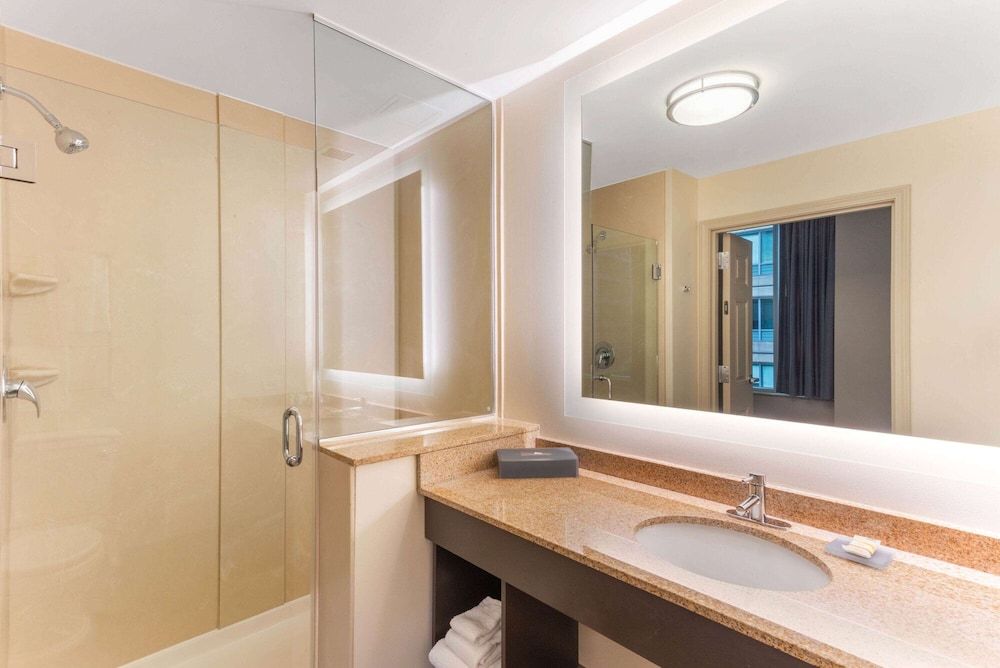 La Quinta Inn & Suites by Wyndham Chicago Downtown Room, 1 Double Bed, Non Smoking, Courtyard View 6