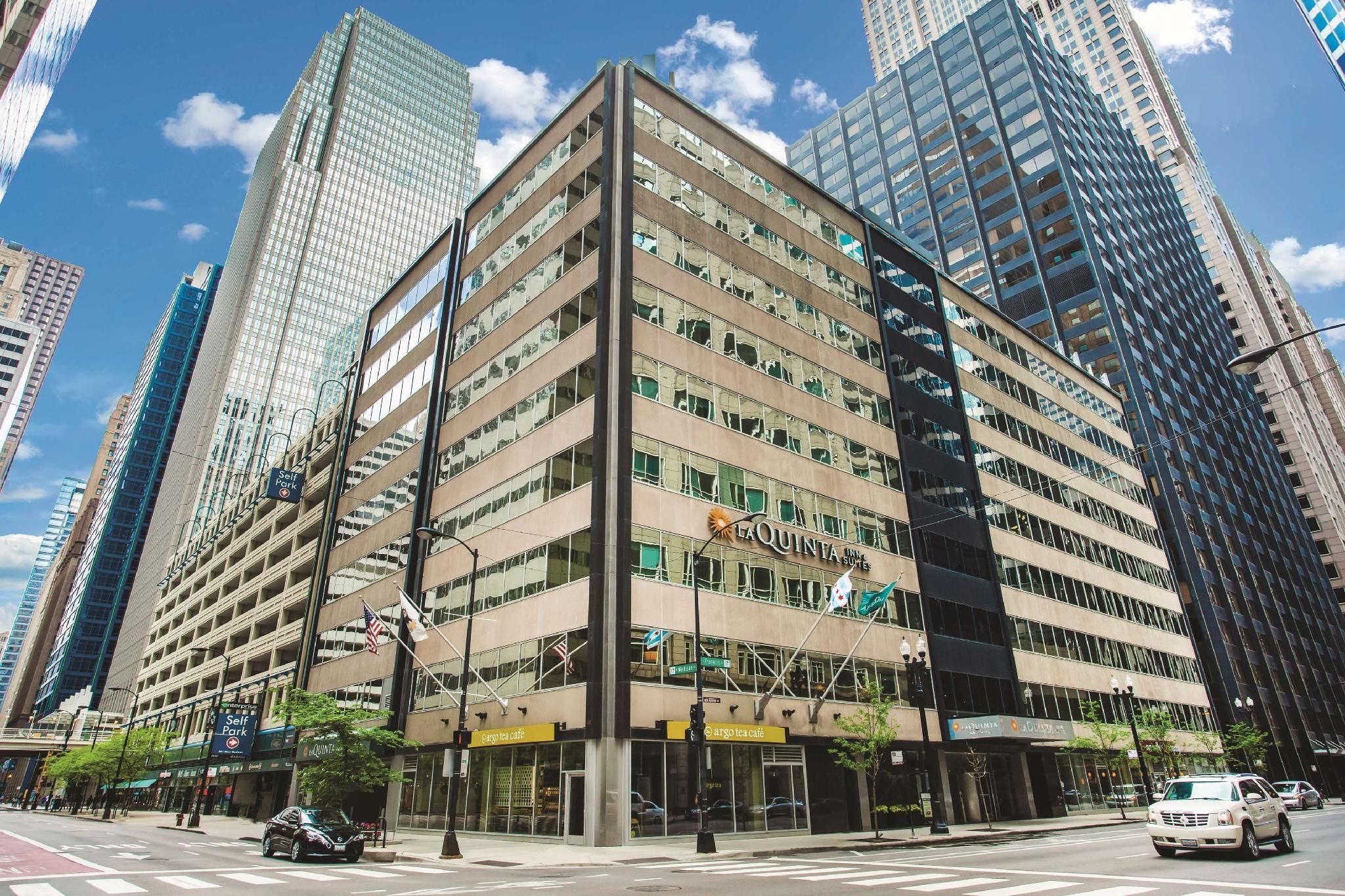 undefined La Quinta Inn & Suites by Wyndham Chicago Downtown 3