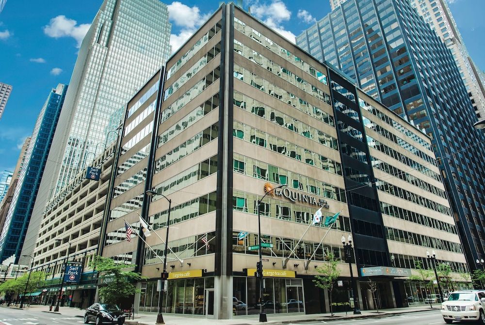 undefined La Quinta Inn & Suites by Wyndham Chicago Downtown 2