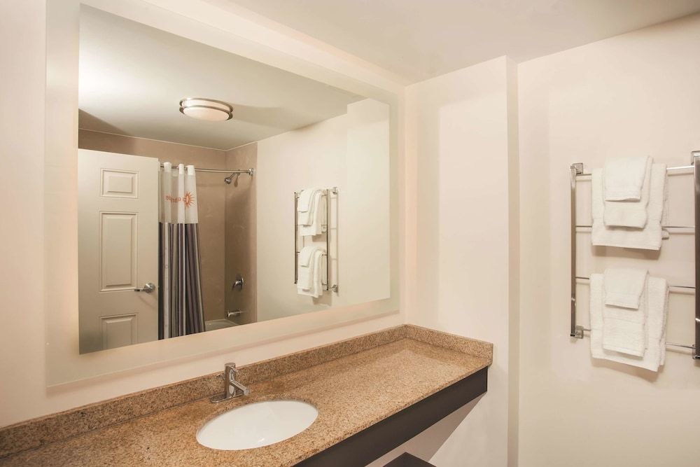 La Quinta Inn & Suites by Wyndham Chicago Downtown Room, 1 Double Bed, Non Smoking, Courtyard View 5