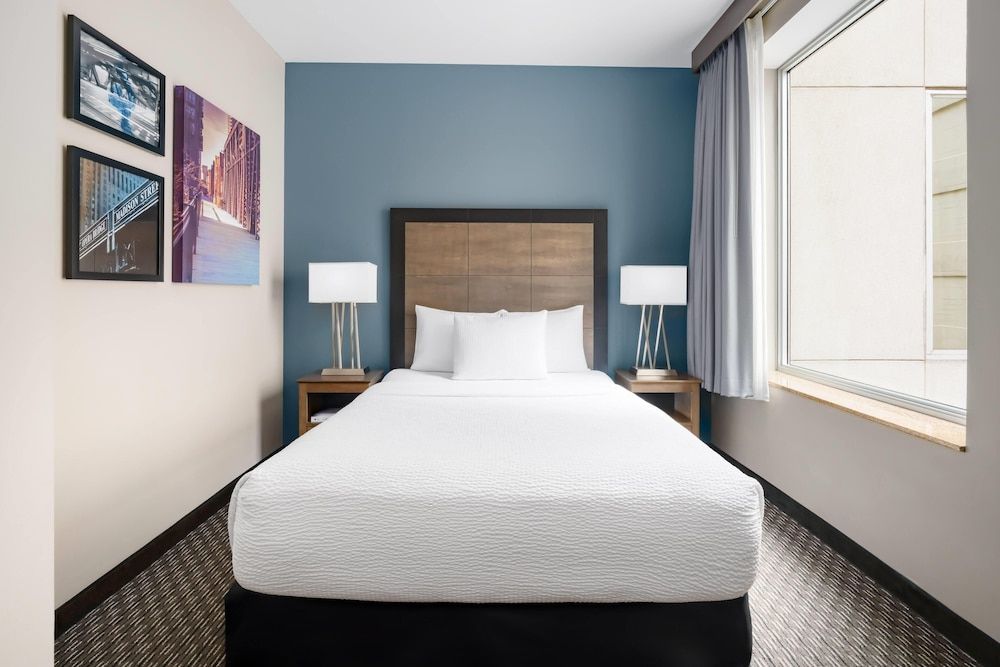 La Quinta Inn & Suites by Wyndham Chicago Downtown Room, 1 Double Bed, Non Smoking, Courtyard View 2