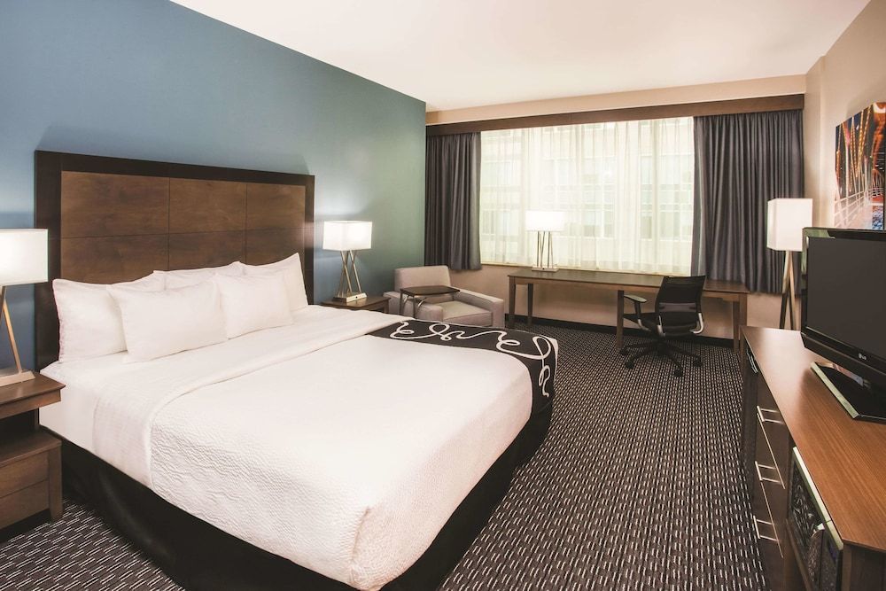 undefined La Quinta Inn & Suites by Wyndham Chicago Downtown 2