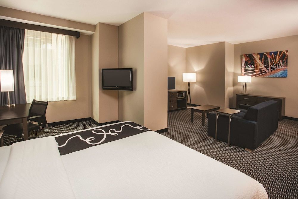 undefined La Quinta Inn & Suites by Wyndham Chicago Downtown 9