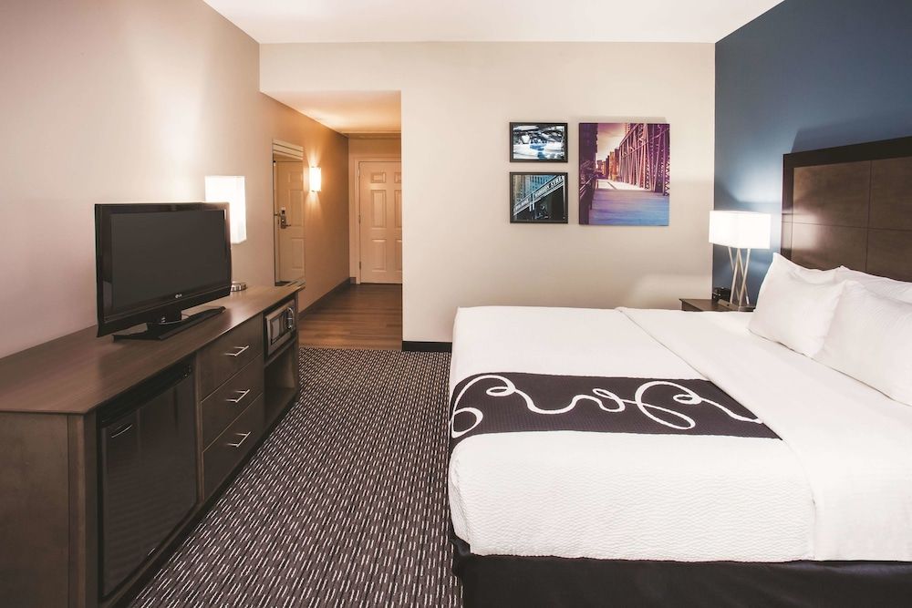 undefined La Quinta Inn & Suites by Wyndham Chicago Downtown 3