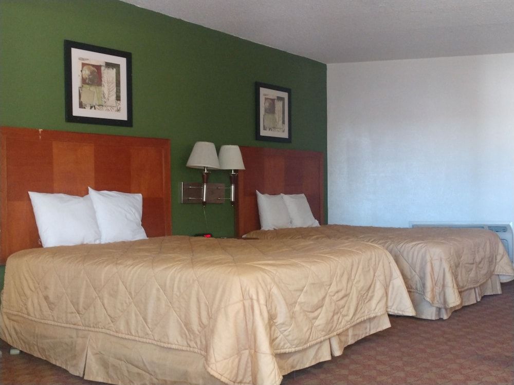 Windemere Hotel and Conference Center Standard Room, 2 Queen Beds, Kitchenette 2