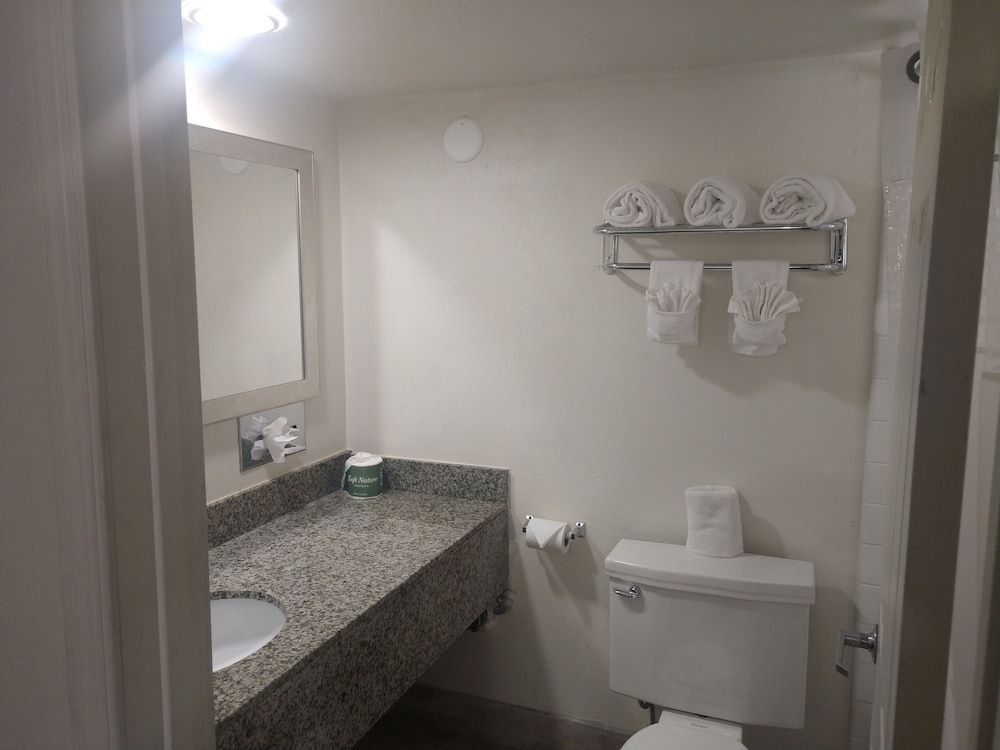 Windemere Hotel and Conference Center Standard Room, 2 Queen Beds, Kitchenette 7