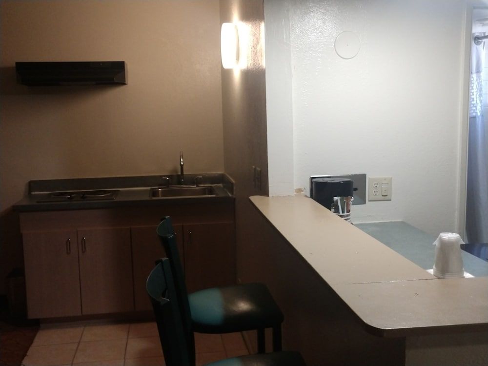 Windemere Hotel and Conference Center Standard Room, 2 Queen Beds, Kitchenette 3