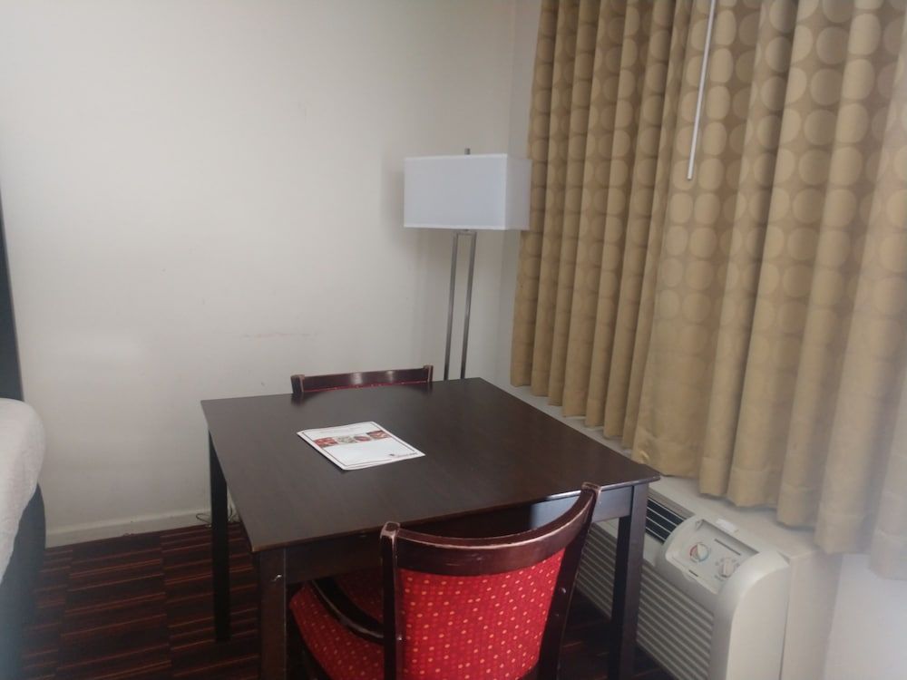 Windemere Hotel and Conference Center Standard Room, 2 Queen Beds, Non Smoking (Jacuzzi) 3