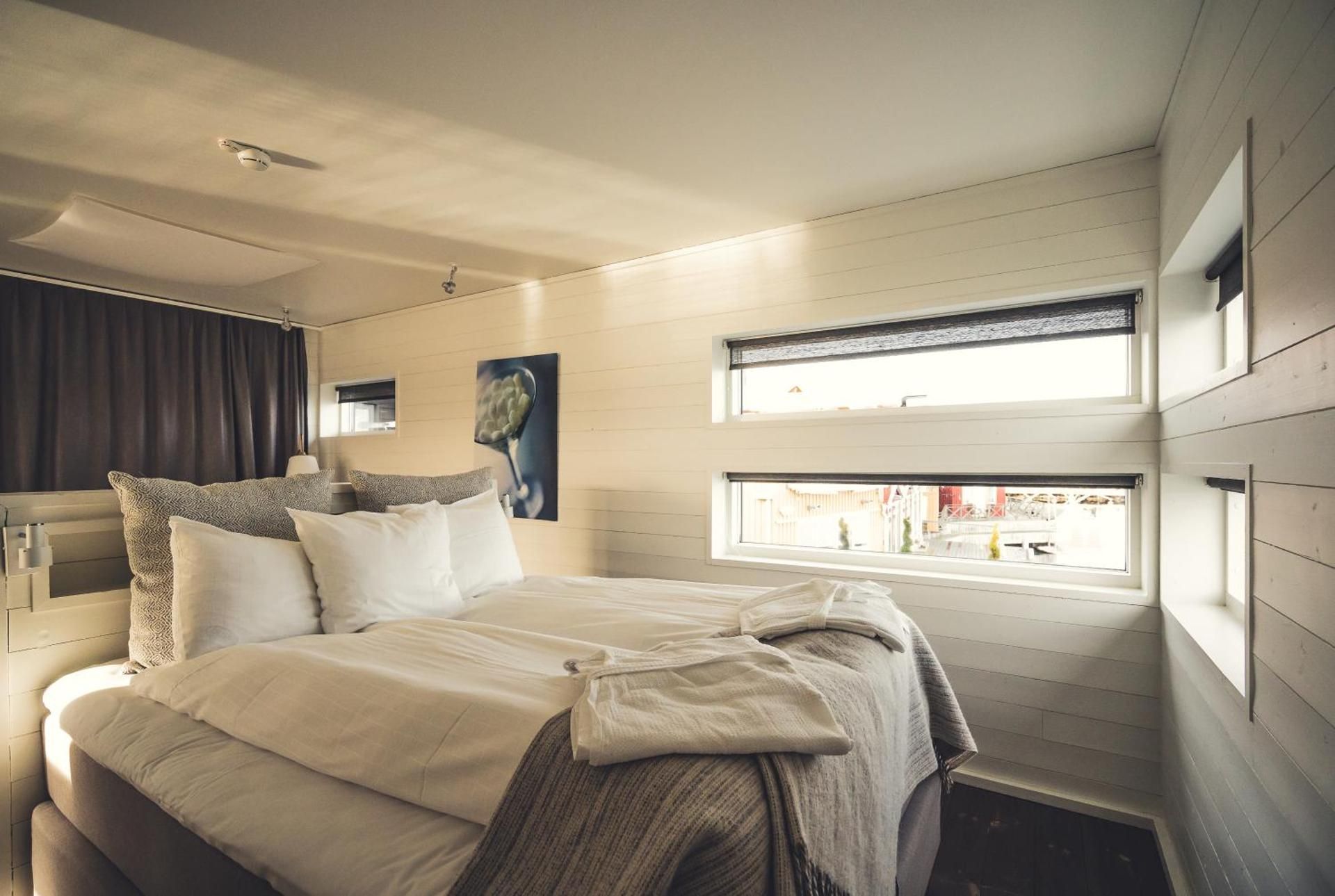 One-Bedroom Suite with Sea View - Disability Access