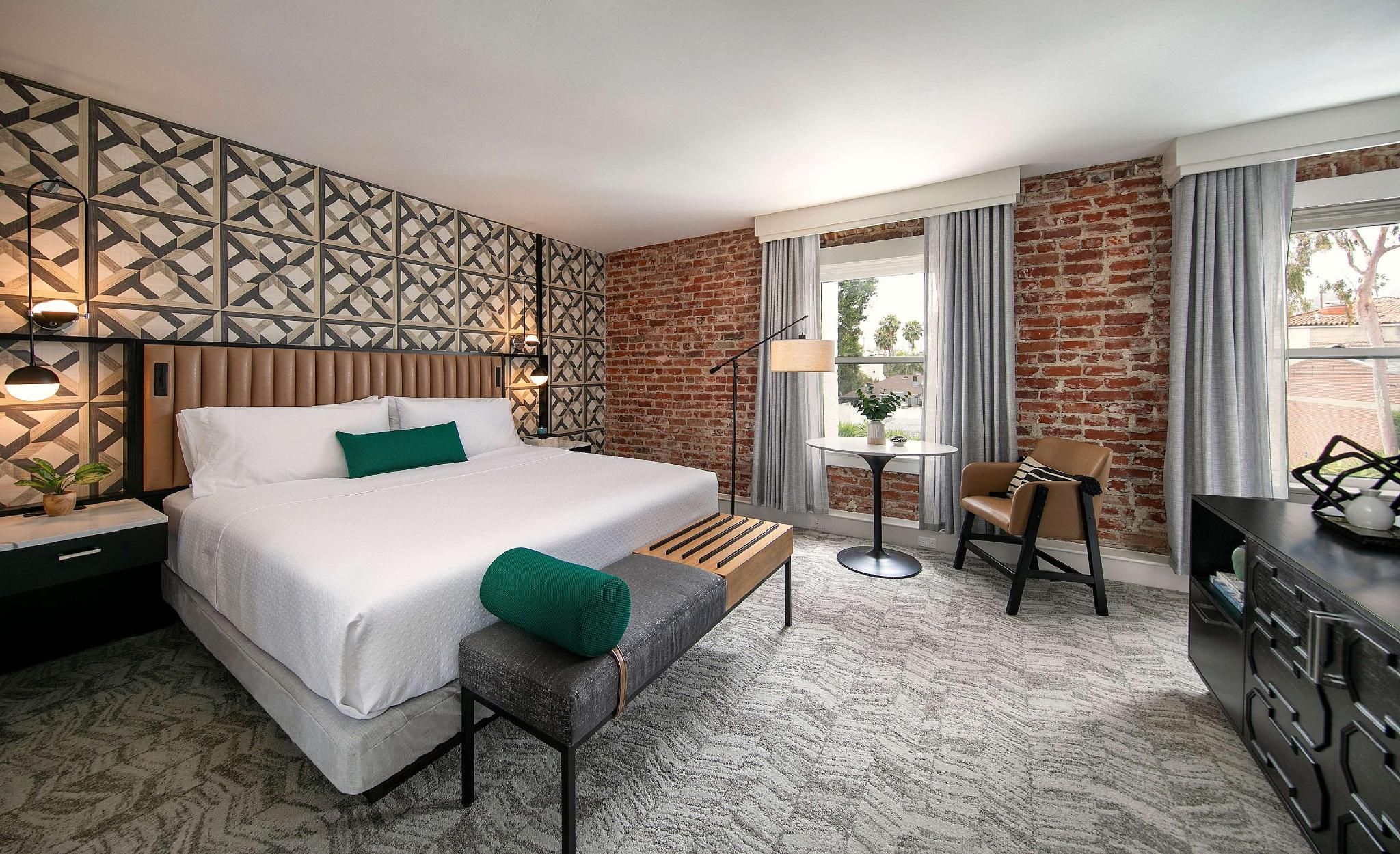 1 King Bed Hearing Accessible