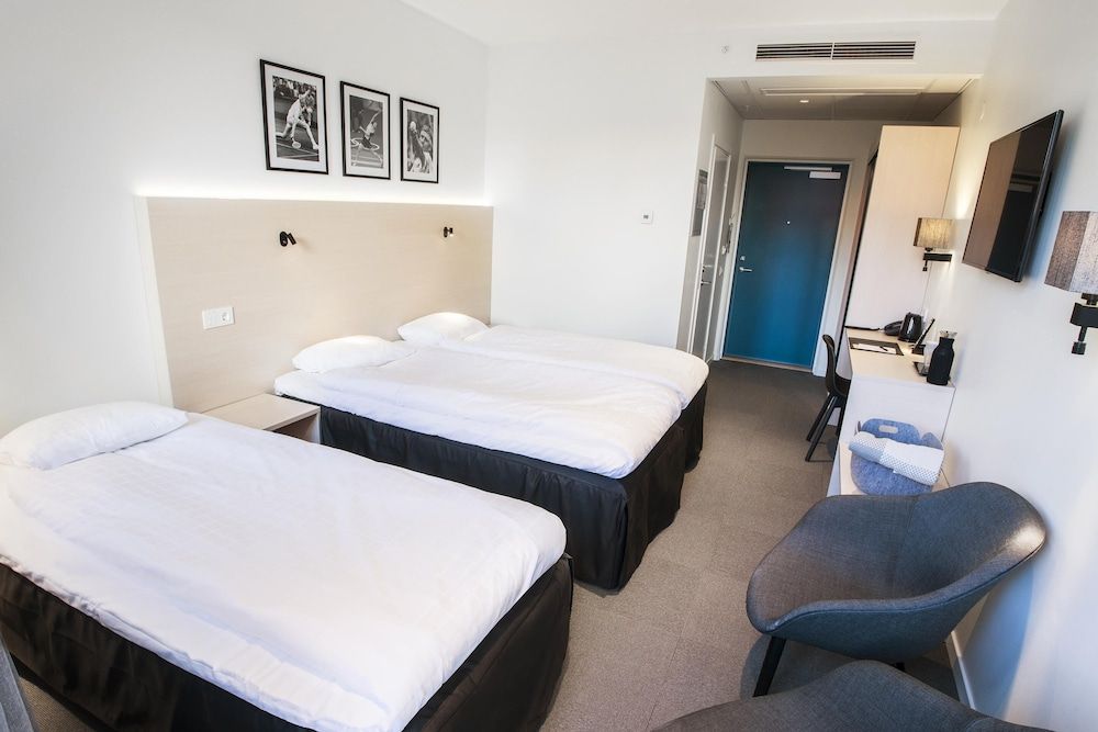 Best Western RC Hotel Family Room, 3 Twin Beds, Non Smoking, No Windows