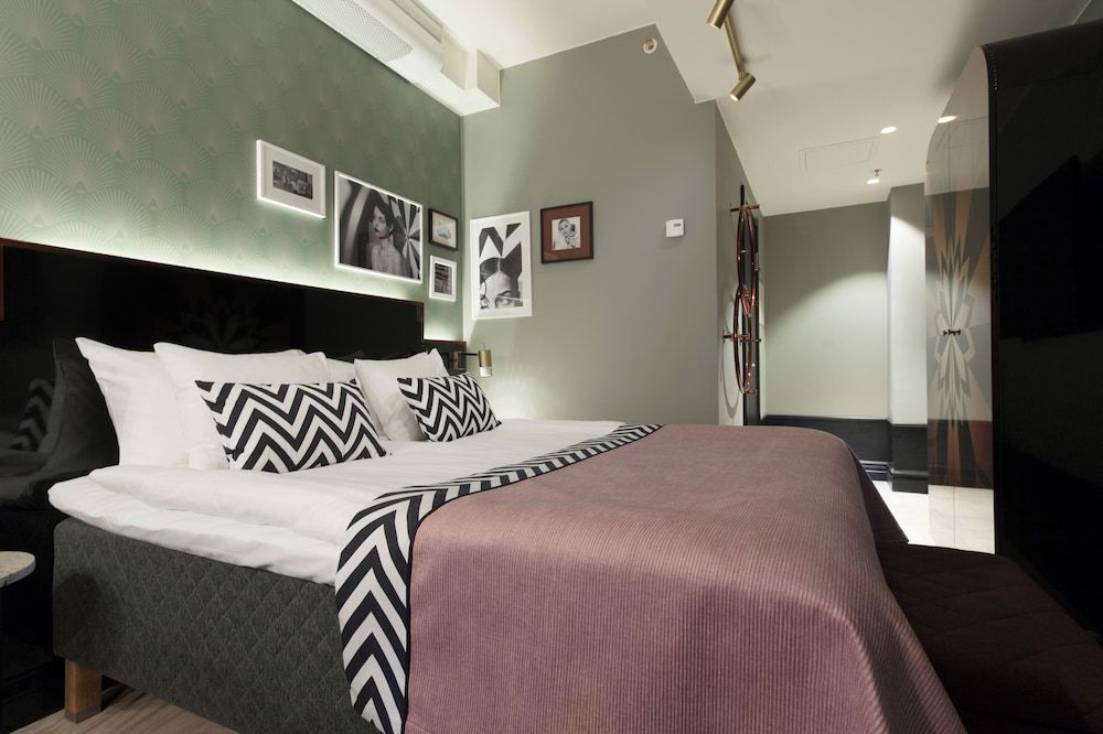 Double Room, No Windows (Large)