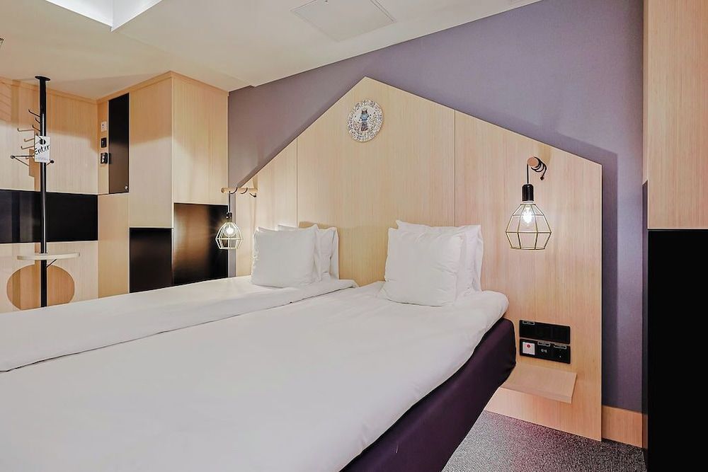 Hotel With Urban Deli Queen Room, No Windows 2