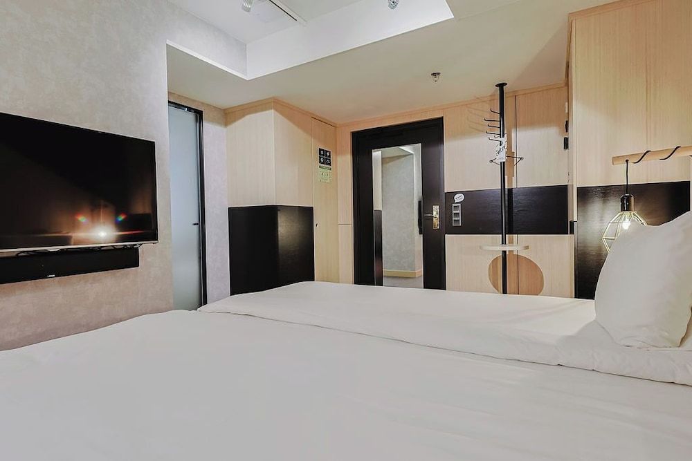 Hotel With Urban Deli Queen Room, No Windows 4