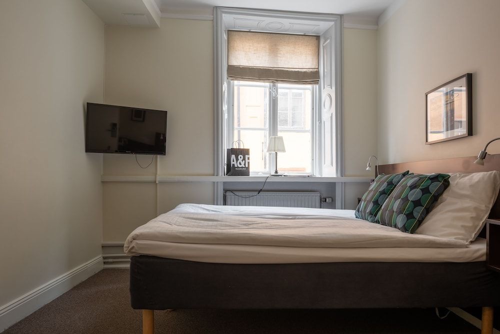 Castle House Inn Economy Double or Twin Room, Shared Bathroom 8