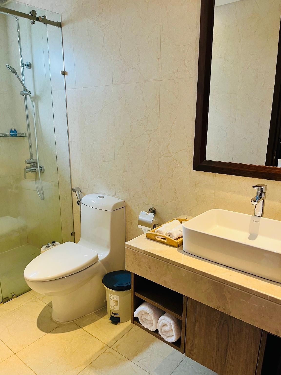 One-Bedroom Apartment Suite with Balcony