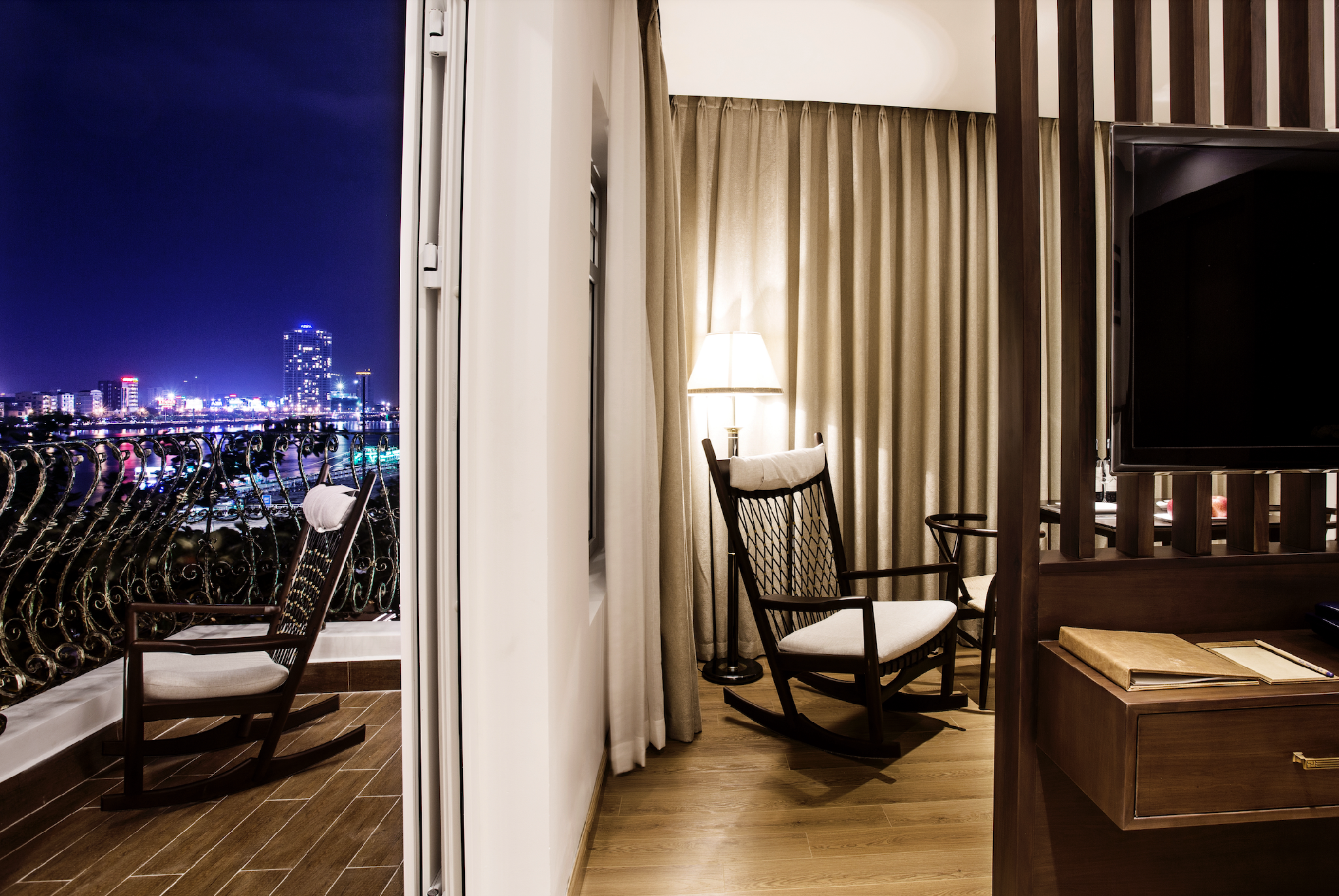 One-Bedroom Apartment Suite with Balcony