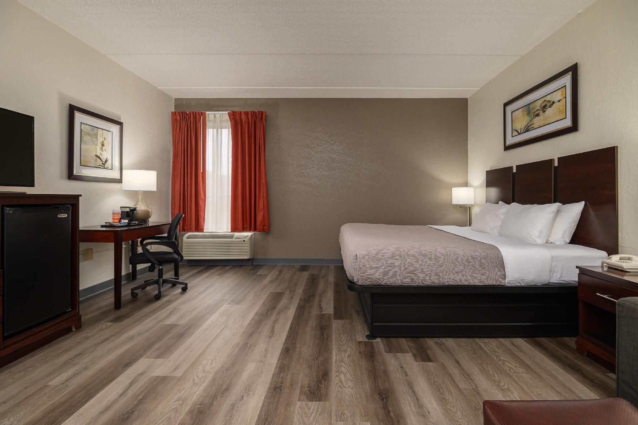 1 King Bed, Nonsmoking, Accessible