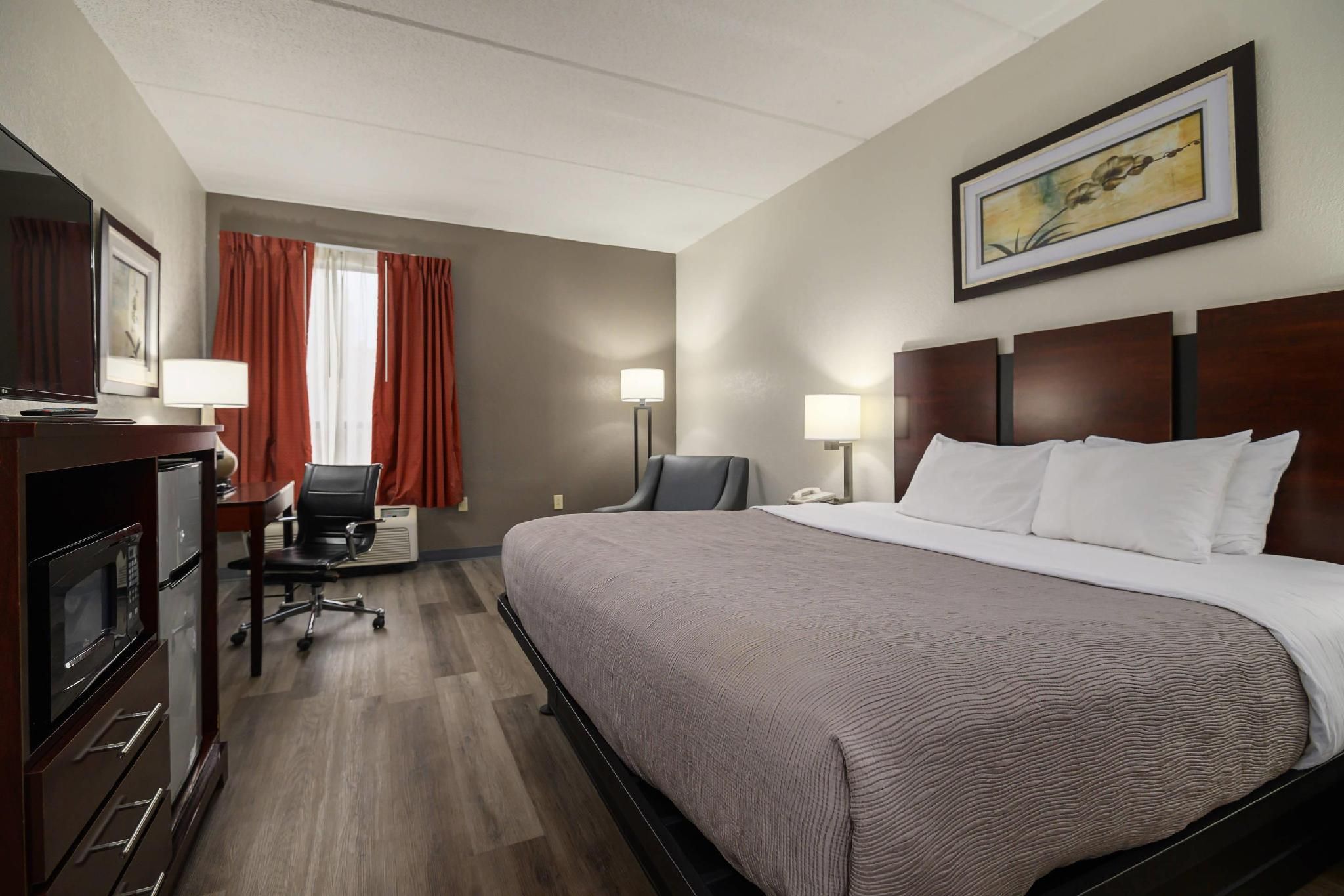 1 King Bed, Suite, Nonsmoking, Upgrade