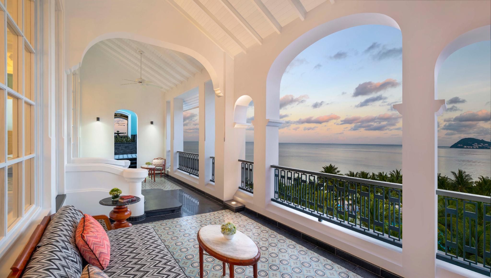 Turquoise Suite, Executive Suite, 1 King, Sofa bed, Ocean view, High floor, Balcony