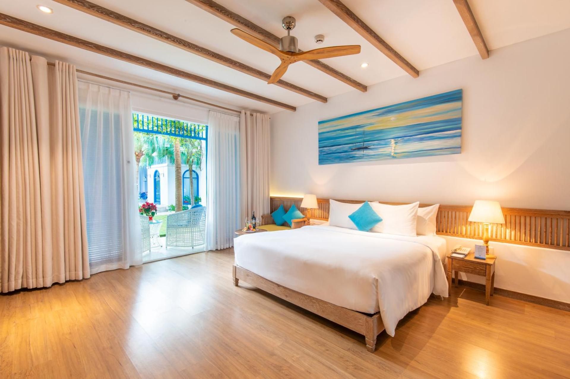 Junior Suite King Bed - Pool View and Balcony