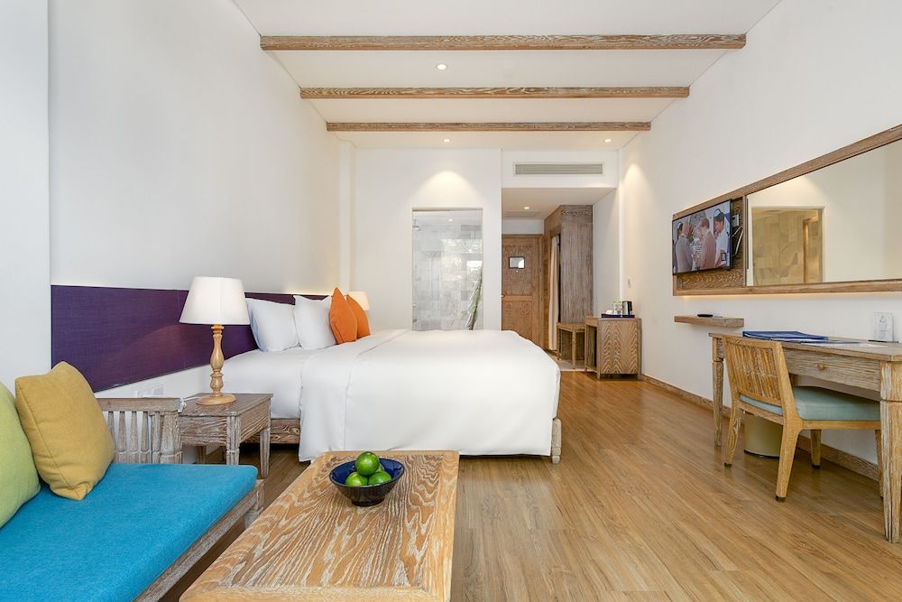 Elite Deluxe King Room, Balcony, Pool/City view