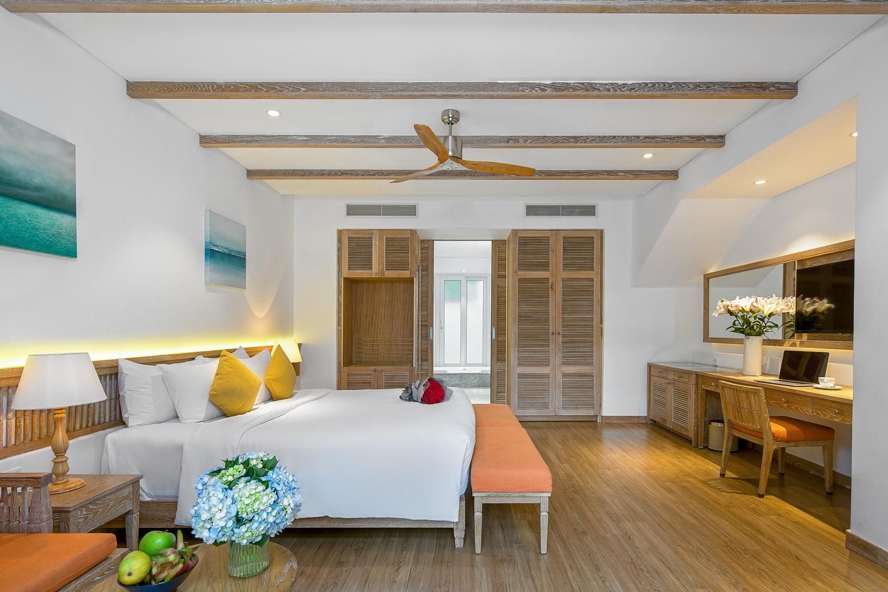 Junior Suite King Bed - Pool View and Balcony