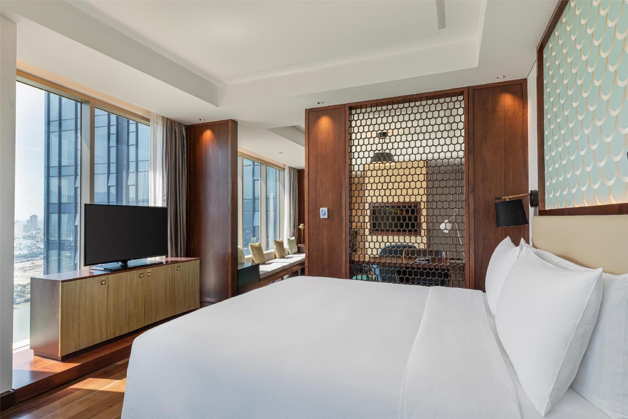 KING ONE BEDROOM SUITE OCEAN VIEW